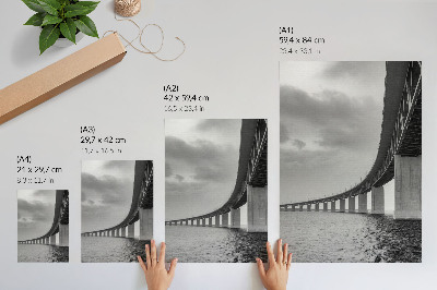 Poster decorativo Uma ponte monumental em tons de cinza.
