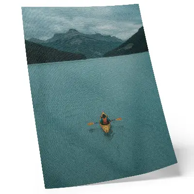 Poster para cozinha lago turquesa com caiaque e montanhas