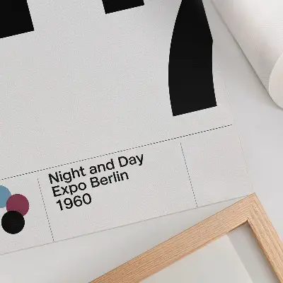 Poster decorativo com design minimalista de grandes números em preto e branco