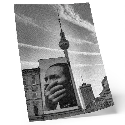 Arte de parede Uma cidade com um mural e uma torre de TV