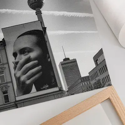 Arte de parede cidade com mural e torre de TV
