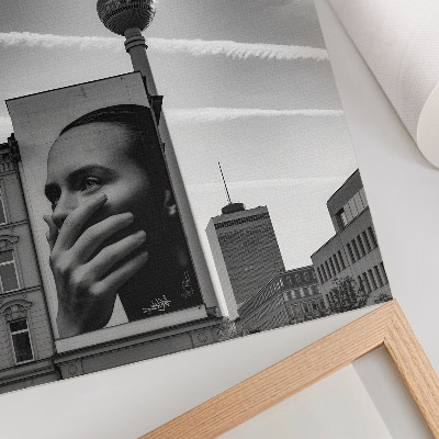 Arte de parede Uma cidade com um mural e uma torre de TV