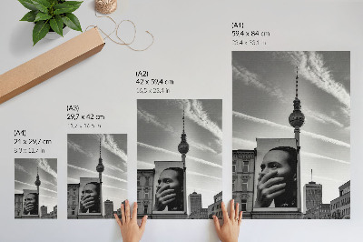 Arte de parede Uma cidade com um mural e uma torre de TV