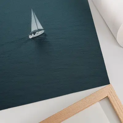 Arte de parede iate em mar calmo com composição minimalista