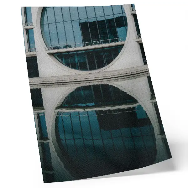 Arte de parede reflexo do vidro em fachada de arquitetura moderna