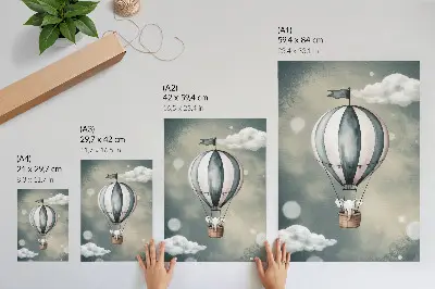 Poster decorativo com balão e nuvens em delicados tons de cinza