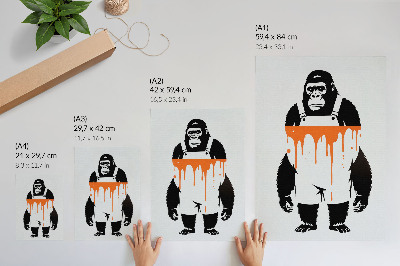 Poster decorativo Um gorila de macacão contra um fundo laranja vibrante.