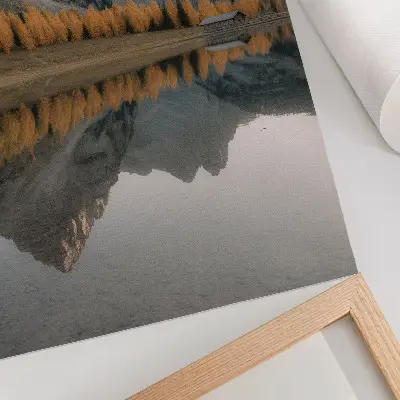 Impressão em tela lago calmo com árvores de outono, reflexo e montanhas