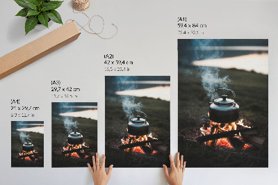 Poster decorativo Uma chaleira sobre uma fogueira na floresta junto ao lago.