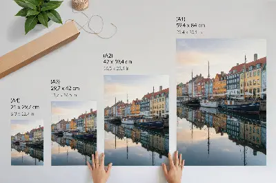 Impressão em tela edifícios coloridos com reflexo na água