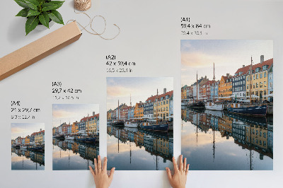 Impressão em tela Edifícios coloridos refletidos de forma encantadora na água.