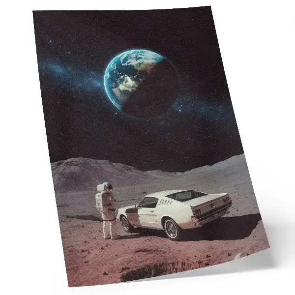 Impressão em tela retratando astronauta na Lua com carro e estrelas da Terra