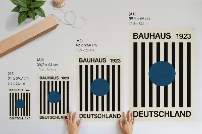 Arte de parede com linhas pretas em fundo bege e detalhes em azul marinho de estilo moderno