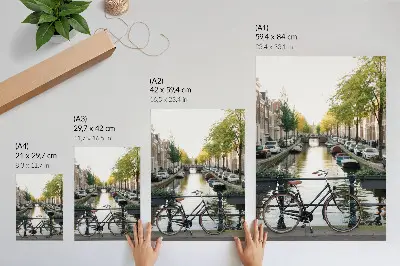 Poster decorativo com temática de canal, bicicleta, arquitetura e história