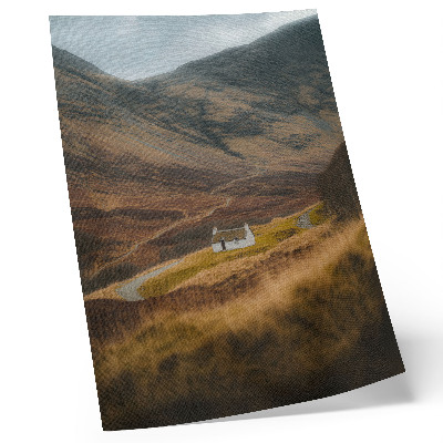 Impressão em tela Uma paisagem montanhosa com uma cabana isolada em meio à natureza.