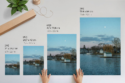 Arte de parede O céu sobre o lago, as casas, a lua, as árvores