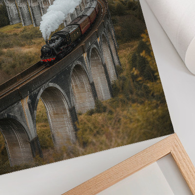 Poster para cozinha Um trem sobre uma ponte entre colinas verdes.
