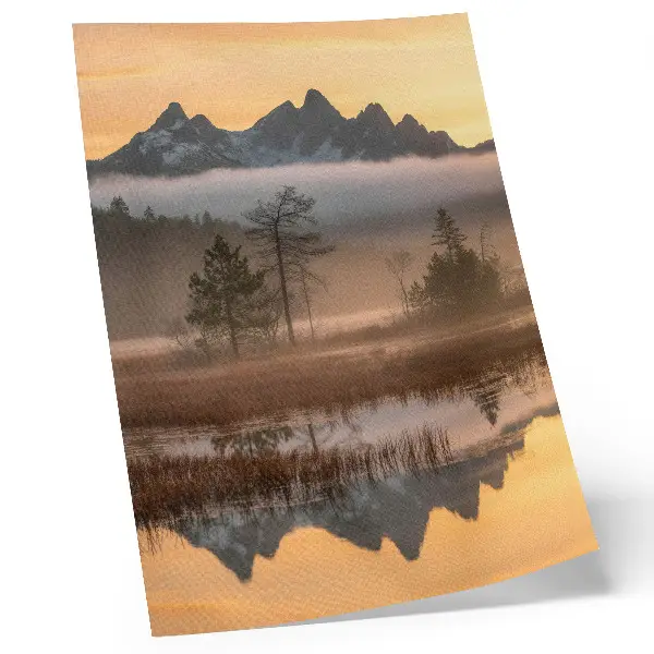Arte de parede com montanhas, árvores, neblina e reflexo em água calma