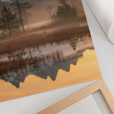 Arte de parede com montanhas, árvores, neblina e reflexo em água calma