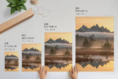 Arte de parede com montanhas, árvores, neblina e reflexo em água calma