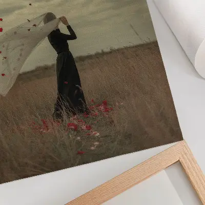 Pôster decorativo figura em um campo entre pétalas vermelhas