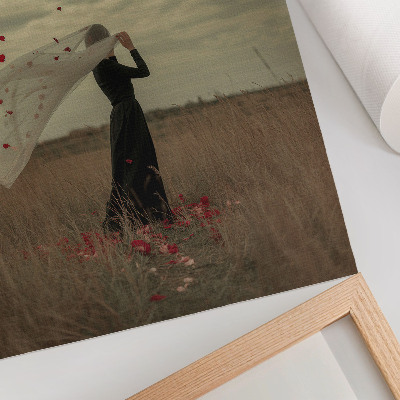 Poster decorativo Uma figura em um campo entre pétalas vermelhas