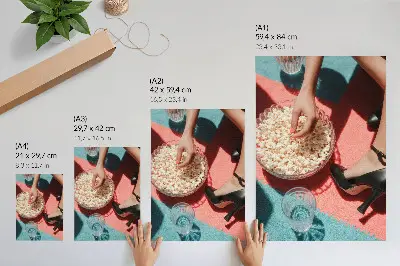 Poster para cozinha com estampa de tapete colorido, pipoca, copo e figura elegante