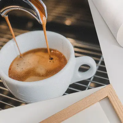 Pôster decorativo bebida expressiva em copo branco com estilo moderno