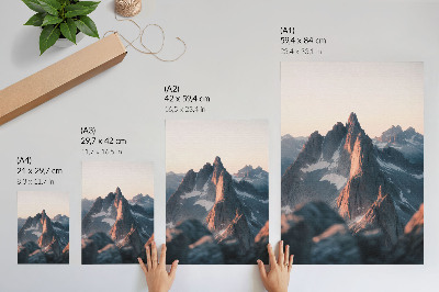 Arte de parede Montanhas sob a luz do pôr do sol, em tons pastel.