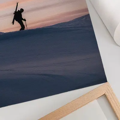 Arte de parede esquiador contra um céu rosa em paisagem de inverno