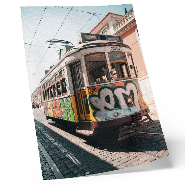 Poster decorativo grafite de bonde em arquitetura urbana de rua