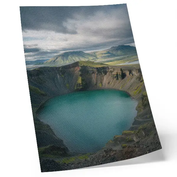Poster decorativo lago turquesa com montanhas e nuvens