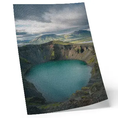 Poster decorativo lago turquesa com montanhas e nuvens