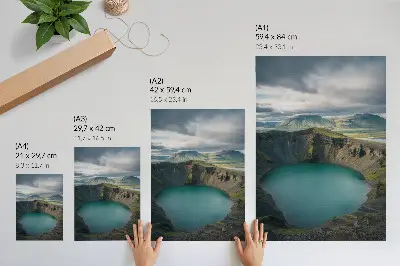 Poster decorativo lago turquesa com montanhas e nuvens