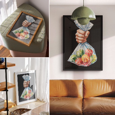 Poster para cozinha Uma mão com um saco plástico cheio de frutas coloridas.