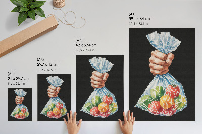 Poster para cozinha Uma mão com um saco plástico cheio de frutas coloridas.