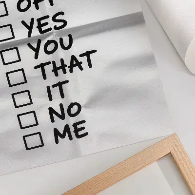 Arte de parede texto preto sobre fundo branco com lista de opções