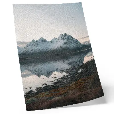 Poster decorativo vista da montanha com reflexo em espelho de água calma