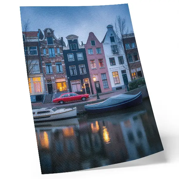 Arte de parede prédios residenciais coloridos com atmosfera noturna refletidos na água