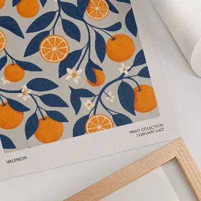 Poster decorativo com fundo cinza, tons alaranjados e folhas escuras em estilo moderno