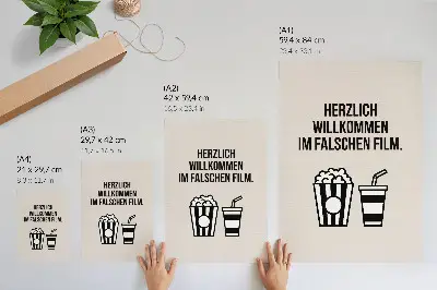 Poster decorativo com iconografia de texto significativa e fundo bege estilo cinema