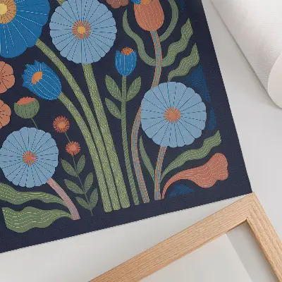 Poster para cozinha com flores azuis, detalhes em laranja e fundo azul marinho