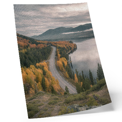 Poster para cozinha Uma estrada pitoresca entre as árvores, junto ao lago.