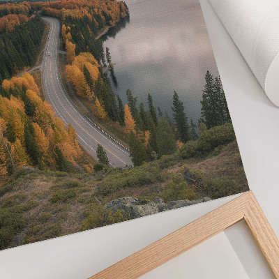Poster para cozinha Uma estrada pitoresca entre as árvores, junto ao lago.