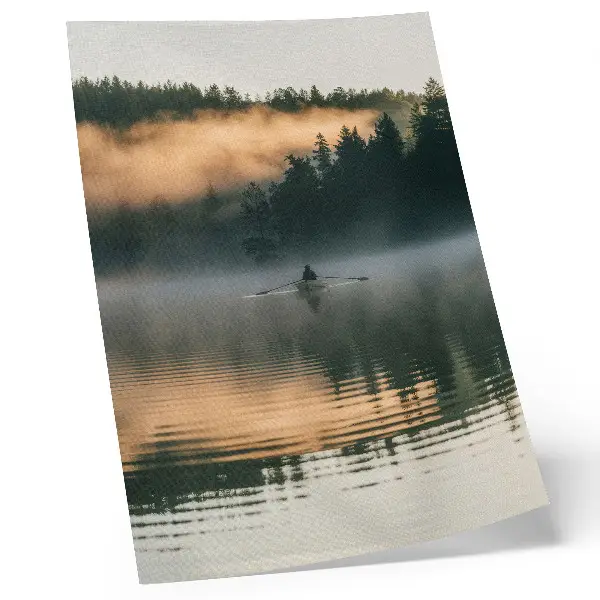 Arte de parede barco enevoado no lago com árvores verdes e reflexos na água