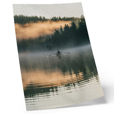 Arte de parede Barco enevoado no lago, árvores verdes, reflexos na água.