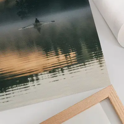Arte de parede barco enevoado no lago com árvores verdes e reflexos na água