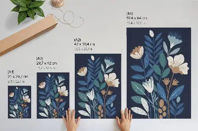 Poster decorativo com estampa de folhas azuis, flores creme e detalhes em marrom