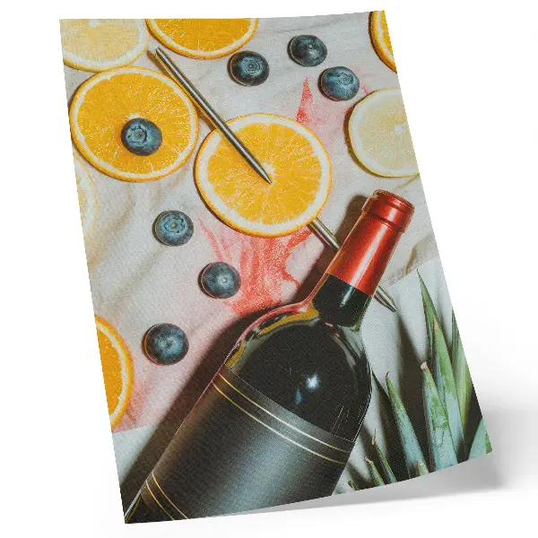 Poster para cozinha com frutas coloridas e vinho tinto sobre fundo claro