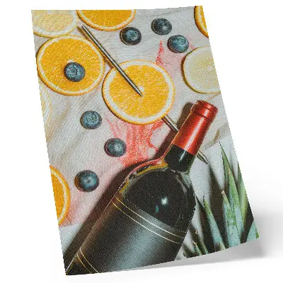 Poster para cozinha com frutas coloridas e vinho tinto sobre fundo claro